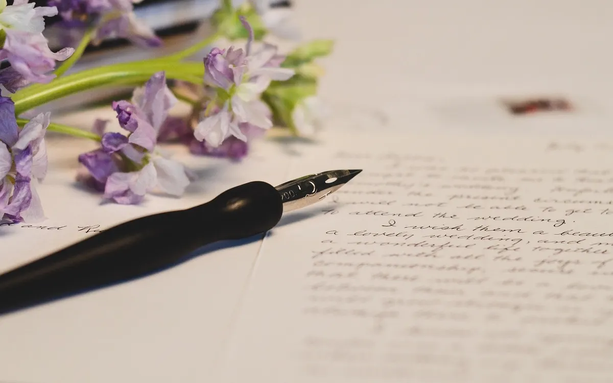 Handgeschriebener Trauerbrief mit Füllfederhalter und zarten Blumen